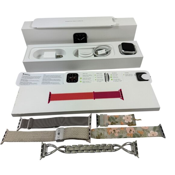 Apple Watch Series 5 Silver Aluminum Case 40mm Wi-Fi GPS with 5 Bands - Picture 1 of 11